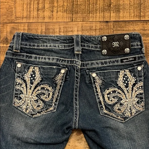 Miss Me Medium Capri Jeans - Picture 6 of 10